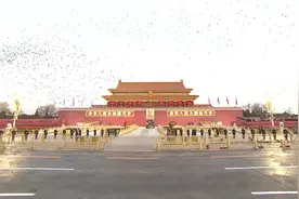 北京天安门大型升旗仪式 当第一缕阳光洒在天安门广场