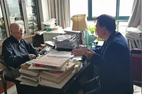 在周仲瑛老师书房，中医施建勇向周老师汇报工作！