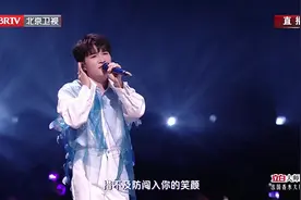 2024抖音美好奇妙夜，周深温暖演唱《起风了》。这一路上走走停停视频封面
