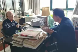 中医施建勇向周仲瑛老师汇报工作