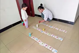 宝宝在玩的过程中不知不觉学会了26个英文字母孩子玩的过程中是…视频封面