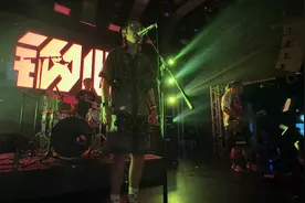 九月请对我好一点，A公馆&钢心，又幸福了#livehouse音乐现场