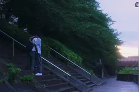 好喜欢这个拥抱，还有两人并肩的背影～ #向阳之处必有声