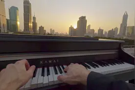 上海街头，德国钢琴家Oskar深情演绎《诀别书》 #艺术在抖音