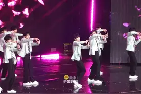 那年的相遇分开都飘着花～现场版《等你的回答》，终于看到了！