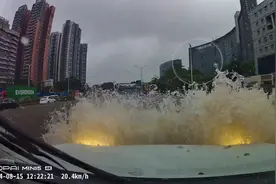 深圳宝安107三围路口暴雨水淹，霸道冲过去了#暴雨来袭视频封面
