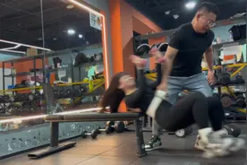 健身需谨慎，女孩子在外一定要保护好自己。#超强健身的打开方式视频封面