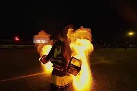 抖音足球嘉年华 一抖一敲一撒，“火树银花视频封面