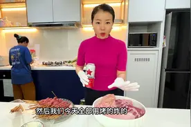 忙活大半天做了一大桌子中餐，请几十个老外来家聚餐，太热闹了！视频封面