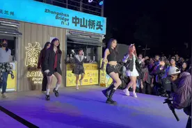 白塔山下 中山桥头 兰州的年青人就是这么嗨#兰州 #中山桥 #夜晚视频封面