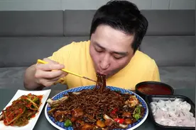 一大盘炸酱面，一瓶烧酒，辣酱生鱼片，韩国大叔晚餐真丰富！视频封面
