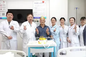 住院期间给患者送上一份小小的生日礼物 #常立高 #四川结石病医院
