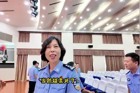 领到“00”后新警后的各单位领导们喜笑颜开 #东营 #新警视频封面