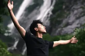 在这个雨季我来到了江西婺源，逛水乡、采莲蓬