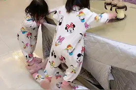 不愧是一卵同胞出来的，配合的真默契😂 #人类幼崽成长记 @DOU+小助手 #三胞胎视频封面