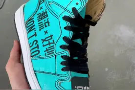 用纸箱做了一双球鞋，居然还有中底！穿出去压马路应该没有压力😋😋😋#得物App #球鞋定制