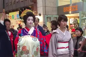 花魁鬼魅妖艳，走路分为内八字和外八字，最典型的为吉野太夫的内八字#花魁 #把生活拍成电影