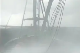 我船满载56吨海鲜回国途中遭遇强风暴，顶着15米的巨浪，全员心惊胆战，穿好救生衣祈祷能平安回家！#渔民日常 #讨海人 #远洋船员视频封面