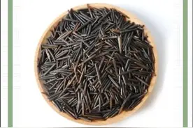 茭白很多人都吃过，但菰米估计吃过的人不多，很多人都在朋友圈晒菰米饭，其实没那么神奇，有机会可以品尝下。#知识出游计划 #茭白 #菰米 视频封面