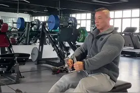 坐姿划船教学，改变一下握把方式和动作细节，会有不同的感觉#健身教学 #水天翮