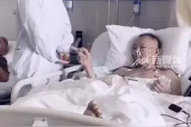 #广州 某医院插管的大爷躺病床上还不安分，动手逗身旁的医生引注意。#大爷就是大爷视频封面