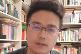大妈地铁脱鞋占座，鞋子被踢走一只，后续更精彩 #社会百态 #大v说热点 #大v说视频封面