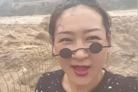 牛在天上飞，我在地下吹，吹牛不可怕，可怕是指鹿为马。视频封面