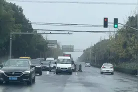 什么情况，逆行？#安全出行 #随拍 #愿所有人都平平安安视频封面