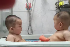8个月的哥哥弟弟一起洗澡澡#爱洗澡的小宝宝 #双胞胎日常视频封面