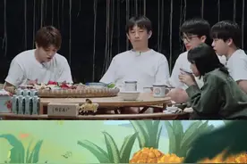 #彭昱畅许魏洲不愧是兄弟 饭要抢着吃，水枪爱互呲，这大概就是男孩之间的友情吧视频封面