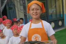 今年“六一”不一般，幼儿园里吃大餐！爱是尊重孩子的意愿，爱是让孩子喜欢美食，爱在味蕾上绽放，爱在参与和体验中成长。#幼儿园#六一儿童节 #六一系列活动 视频封面