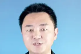 #男孩抢到秋千大妈疯狂摇晃 别再说什么“孩子气”了，有些成年人，连孩子都不如。#两家人因抢秋千冲突 #家庭教育 #孩子教育 #言者无疆视频封面