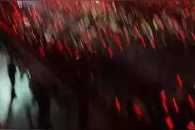 #易烊千玺玊尔演唱会  婆婆，公公，小叔子楠楠蹦蹦哒哒的先离开了视频封面