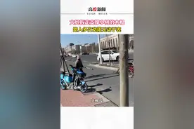 大妈拆走支撑小树的木棍，路人多次劝阻无动于衷。视频封面