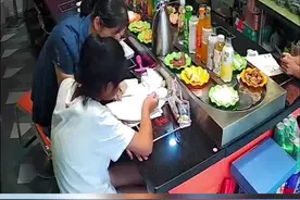 8月10日，山东青岛（监控时间），火锅店辅导女孩写作业的老师找到了！老师回应：“孩子被题难住，不能视而不见。”#山东dou知道 视频封面