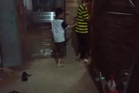 弟弟给哥哥洗澡，洗的还是认真，从小培养照顾哥哥，视频封面