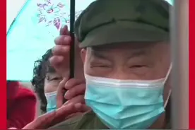 老兵爷爷含泪送孙女当兵！他说不出话，却满眼都是期盼与牵挂！#致敬 #保家卫国 #感动瞬间视频封面