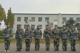 今天穿着这这身军装去接儿子，下了车，一个小区得孩子一起前面走视频封面