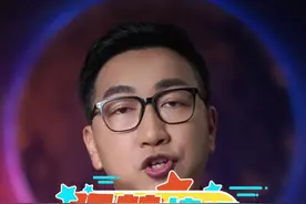 #小刚学长帮助卖车救女的父亲 今天是父亲节，这是对父爱最好的诠释～感谢小刚学长，也祝愿小女孩早日战胜病魔！视频封面