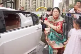 山东烟台。新娘下车就开始狂奔，寓意谁先到家谁当家作主，结果一旁新郎反应亮了！视频封面