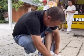 天气太热了，男子当街手撕长裤变短裤视频封面