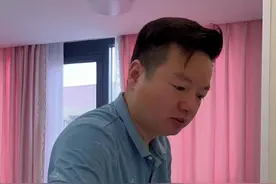 怀孕八个多月的老婆出院了，可是我管不着她的嘴，做了臭豆腐给她吃她还嫌不够辣，但这个时候她不能吃辣椒呀#臭豆腐  #家庭版臭豆腐 #会做饭的男人最帅 视频封面
