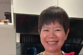 鲫鱼鲜味嫩滑，营养丰富，但小骨刺多而让食客又爱又怕，虹姐创造过桥吃法，解决了这个难题，再加上应节萝卜，味道更鲜美，营养更丰富。