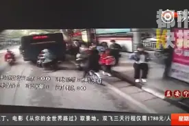 司机别停公交，急刹致公交追尾。遭一车乘客群殴。视频封面