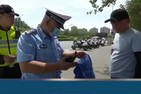 这辆车因毛巾遮挡号牌被交警拦下，可驾驶员不知道是何人所为，但他选择了主动担责！视频封面
