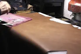 拥有30年经验的鞋匠，手工制作男士皮鞋过程。