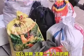 泪目！70岁父亲带百斤特产坐30小时车来看女儿...父爱如山#父爱如山视频封面