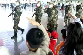 最暖瞬间！少先队员偶遇兵哥哥自发敬礼，🇨🇳兵哥哥回礼一瞬间实在太帅了！👍视频封面