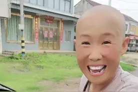 听到小猫被收养后，她发自内心的笑容好清澈。#苦行僧 #善心善行 @海报新闻视频封面