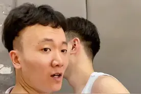 救球时踩在队友脚上，这球还算出界吗？#篮人 #夺冠2021 #dou是球评人 视频封面